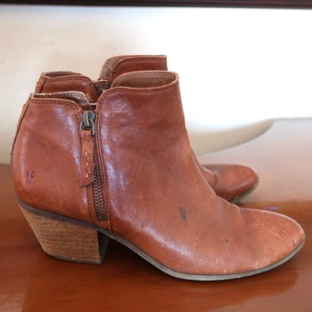 Frye Judith Zip Casual Ankle Booties Womens‎ Size 7.5 Cognac Brown Leather
